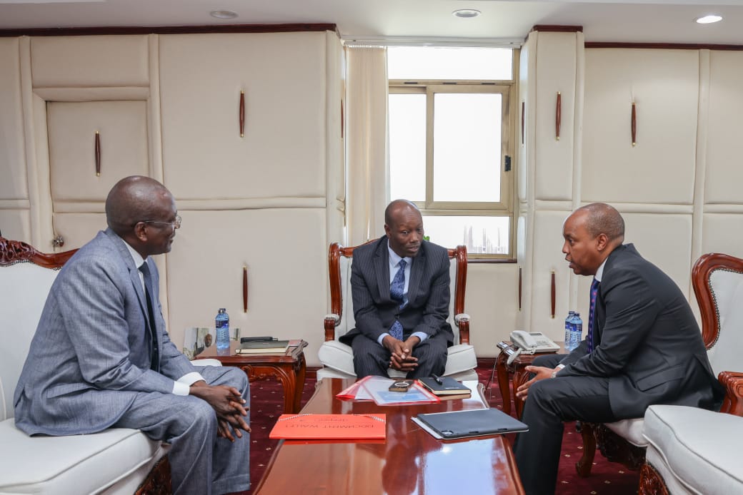 Hon. Lee Kinyanjui (Centre), CS MITI, KIPI Board Chairman, Allan Kosgey (Right), and Managing Director, John Onyango (Left), during the meeting