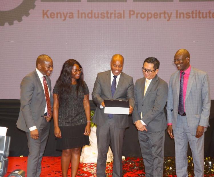 Photo Caption: Allan Kosgey (Centre), KIPI Board Chairman, demonstrating the features of the System to KIPI Board Member, Evelyn Mbaabu (2nd Left), MD John Onyango (Right) and WIPO's Gregory Sadyalunda (Left) and Jesus Antonio Ros (2nd Right), Expert, during the launch.